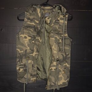Women's Fashionomics Camo Vest w Removable Hoodie